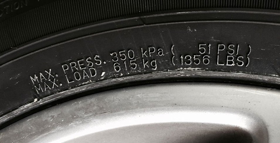 Maximum inflation and load marking on a tire