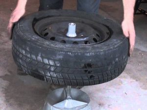 Balancing a tire with a bubble balancer