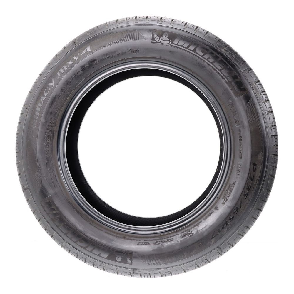 Set of (2) Used 235/65R17 Michelin Primacy MXV4 103T - 8.5-9/32 - Image 3