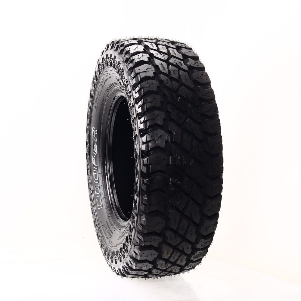 New LT 285/70R17 Cooper Discoverer S/T Maxx 121/118Q E - Image 1