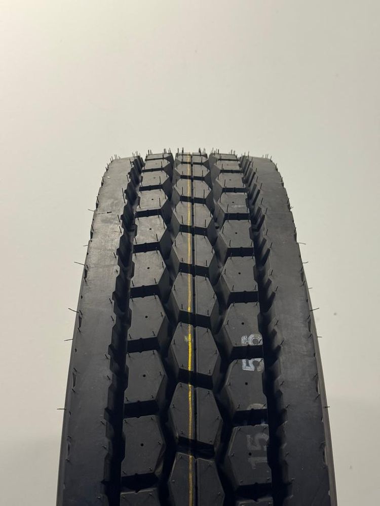 New 11R24.5 Kumho KLD11e 149/146L - Image 2