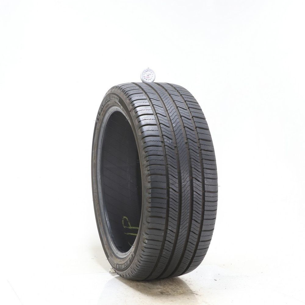 Set of (2) Used 235/40R19 Michelin Defender 2 96V - 9.5-10/32 - Image 1