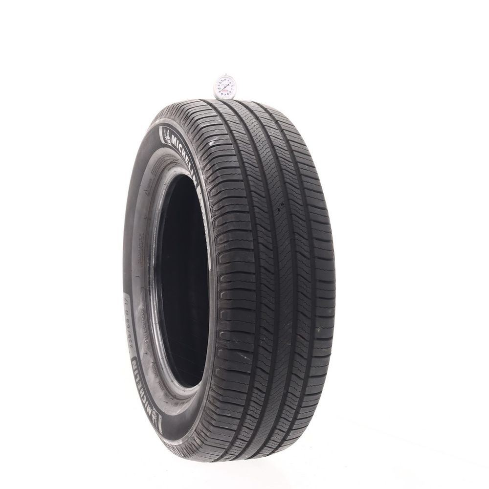 Set of (4) Used 235/65R17 Michelin Defender 2 104H - 8.5-10/32 - Image 3