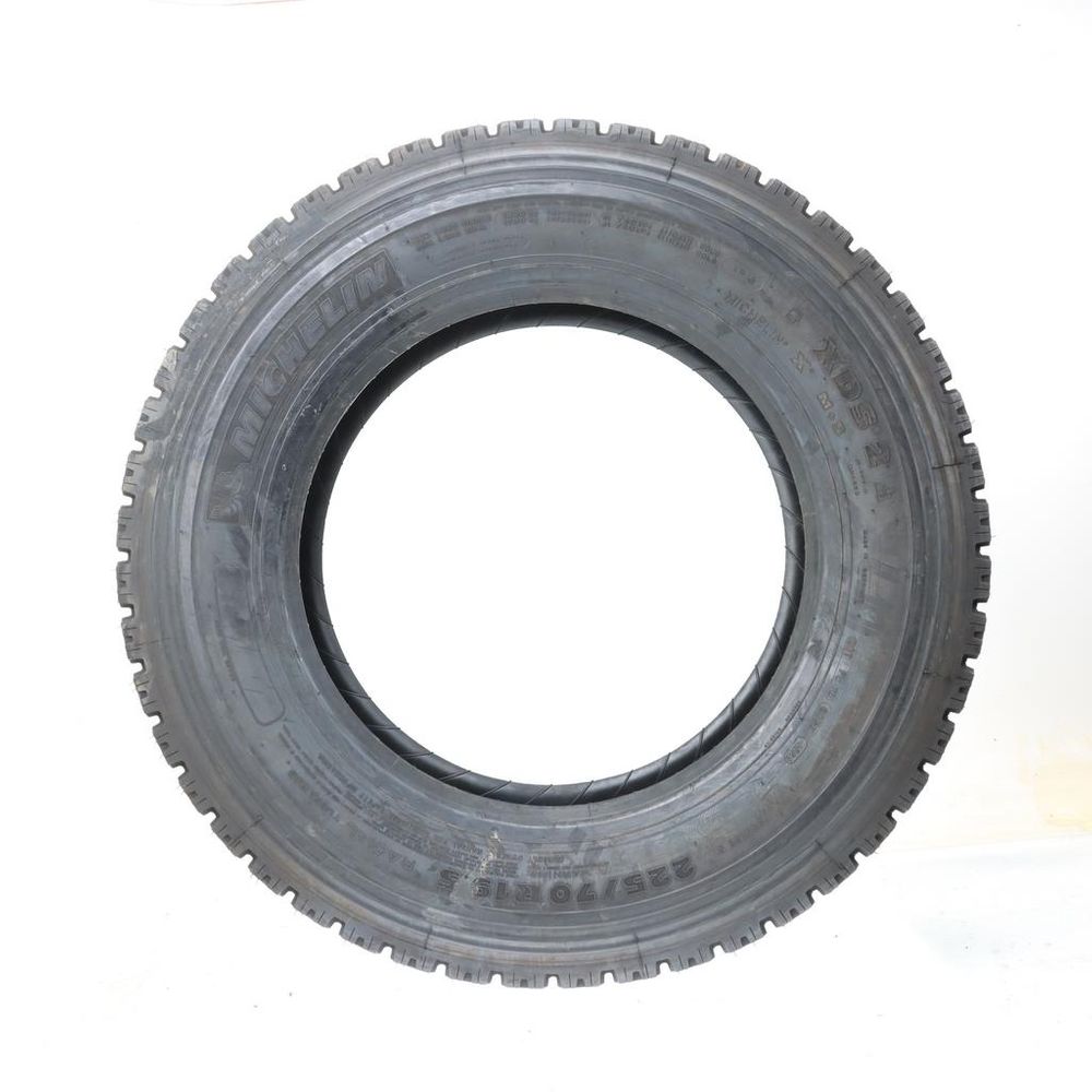 New LT 225/70R19.5 Michelin XDS2 128/126N G - Image 3
